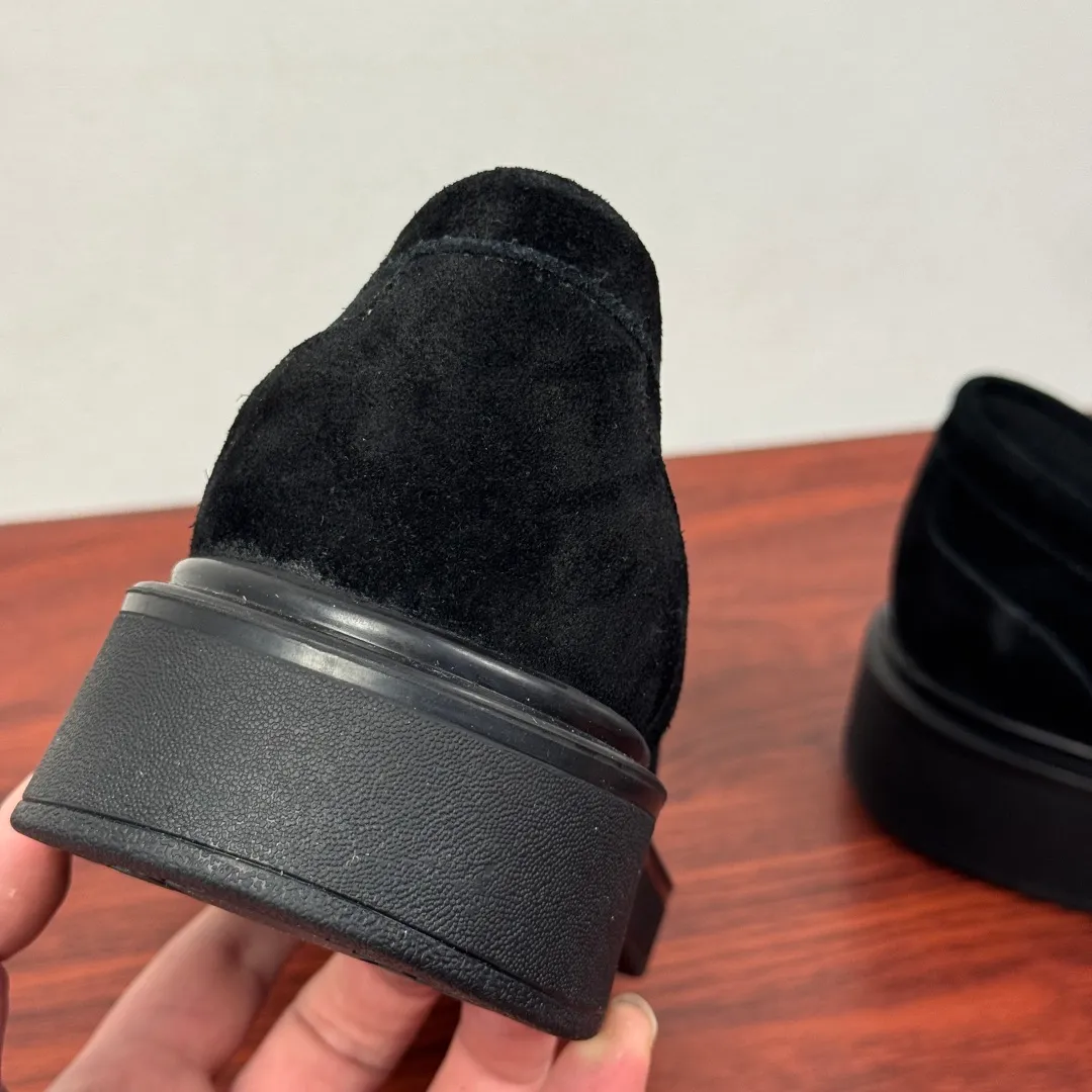 Batch 780 Gucci/Gucci new men's loafers with GG details, thick-soled slip-ons! The design of this men's lace-up shoe is rooted in the brand's heritage. It is carefully crafted from high-quality calfskin/open-edge beaded cowhide/suede cowhide. It is made of various leather types and is embellished with GG printed embossed suede leather details, which pays homage to Gucci's classic monogram. The rubber sole with GG pattern adds a modern touch to the design. Classic and simple sponge cake style design. European and American classic version, full calfskin lining. The overall upper texture is soft. The lining is comfortable and breathable. 2CM thickened soft rubber sole, easy to control. Versatile and stylish on the foot. Available in multiple colors to meet different matching needs. Full package! Size: 39-40-41-42-43-44 leather shoe size (can be customized to 38.45.46) Item number: 7826 Loafers black suede